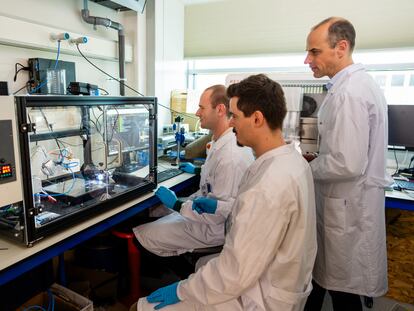 Jos Malda (derecha) en su laboratorio junto a una impresora de tejidos en 3D.