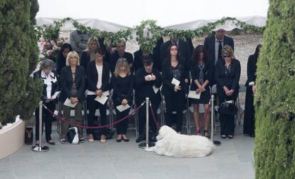 La familia de Hélène Pastor, durante su entierro.