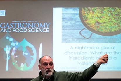 El cocinero José Andrés participa en la presentación de un estudio de investigadores de la Universidad Católica de Valencia que confirma los diez ingredientes esenciales de la auténtica paella valenciana.