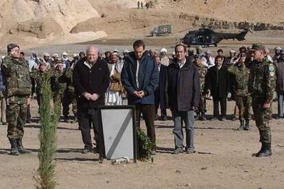 José Luis Rodríguez Zapatero (centro), junto a Miguel Ángel Moratinos (izquierda) y José Bono (derecha), en la ceremonia en recuerdo de los fallecidos.