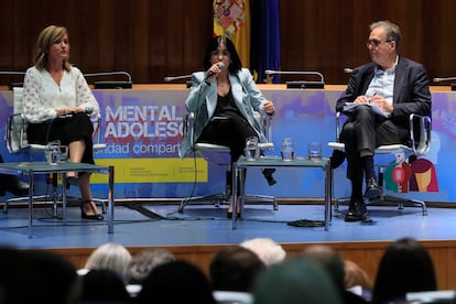 De izquierda a derecha, las ministras Pilar Alegría (Educación) y Carolina Darias (Sanidad), y el ministro de Universidades, Joan Subirats, en el acto celebrado este lunes.