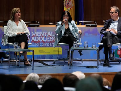 De izquierda a derecha, las ministras Pilar Alegría (Educación) y Carolina Darias (Sanidad), y el ministro de Universidades, Joan Subirats, en el acto celebrado este lunes.