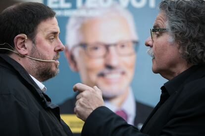 El candidat al Congrés Joan Tardà, amb el president d'Esquerra Republicana de Catalunya, durant l'acte electoral a Sant Adrià de Besòs (Barcelona).