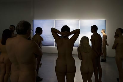 Este evento forma parte de una serie de actividades promovidas por la Asociación de Naturistas de París, que intenta normalizar los desnudos. Esta misma organización es la que estuvo detrás de la zona nudista de Bois Vincennes y también del espacio dedicado a los naturistas en la piscina de Roger Le Galla, ambas en París.