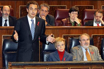 El presidente, Jos Luis Rodrguez Zapatero, responde a la oposicin durante la sesin de control al Gobierno en el Congreso.