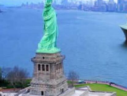 La Estatua de la Libertad con la ciudad de Nueva York al fondo