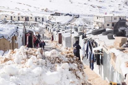 Trabajadores de la ONG Urda Spain ha abierto pasajes entre la nieve en un asentamiento informal en Arsal para que los refugiados sirios puedan transitar.