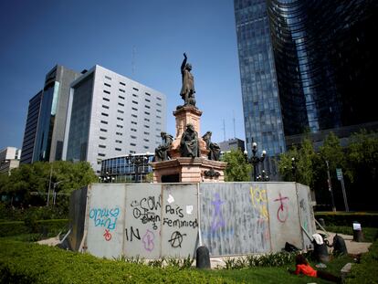 Una imagen de archivo de la estatua de Cristóbal Colón en Ciudad de México, retirada este fin de semana para su conservación.