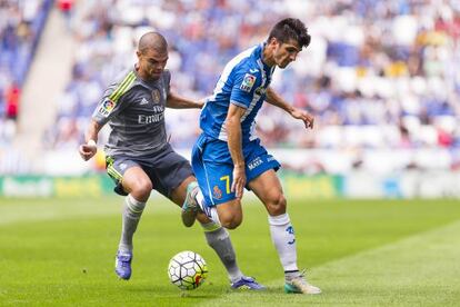 H&eacute;ctor Moreno, con Pepe, en el partido contra el Madrid de la tercera jornada de Liga.