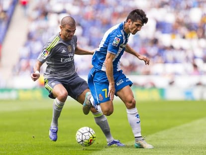 H&eacute;ctor Moreno, con Pepe, en el partido contra el Madrid de la tercera jornada de Liga.