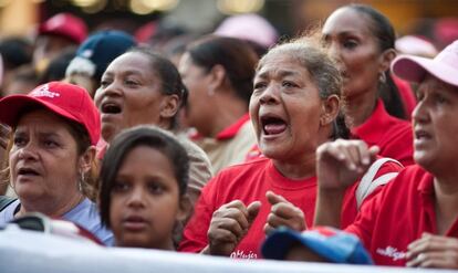 Mujeres venezolanas dan ánimos a Chávez, ayer, desde Caracas.
