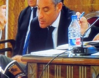 CAMPS LEE SOBRE TRAICIÓN. Francisco Camps leyó ayer ostensiblemente durante el juicio el libro 'La ruta antigua de los hombres perversos', un ensayo de René Girard que habla de traición y de Job, personaje bíblico conocido por su paciencia y que el texto califica de “chivo expiatorio de su comunidad”.