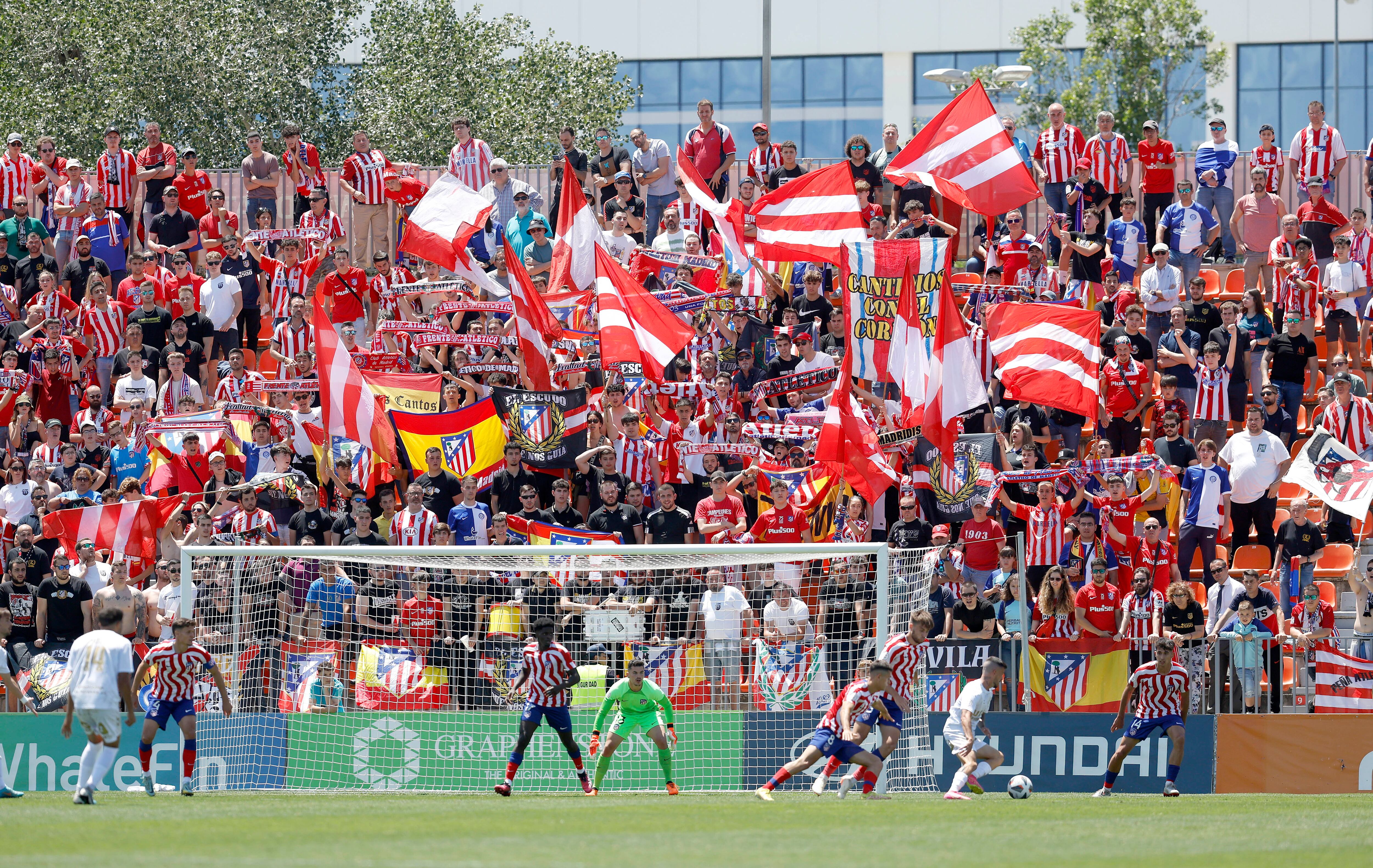 Los filiales de Atlético de Madrid y Real Madrid durante un enfrentamiento.