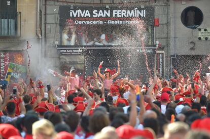 Ambiente na praça da Prefeitura de Pamplona, durante o tradicional 'chupinazo', que marca o início da festa de São Firmino.