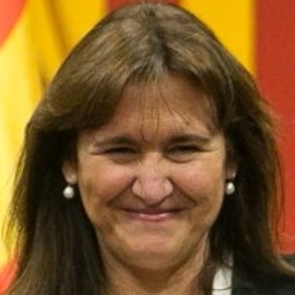 La nueva presidenta del Parlament, Laura Borràs, posa en el hemiciclo tras la sesión constitutiva del Parlament.