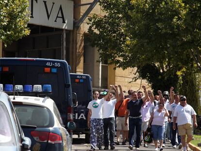 Miembros del Sindicato Andaluz de Trabajadores, salían ayer tras ocupar la sede de la RTVA en Sevilla.