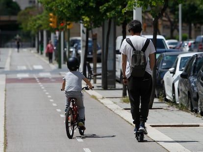 Un niño monta en bicicleta junto a su padre, en Palma de Mallorca.