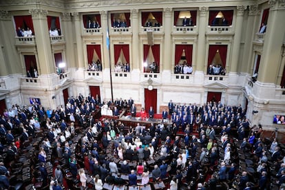 La vicepresidenta saliente de Argentina, Cristina Fernández, abre la sesión de la Asamblea Legislativa en la que juramentó Javier Milei como nuevo presidente.