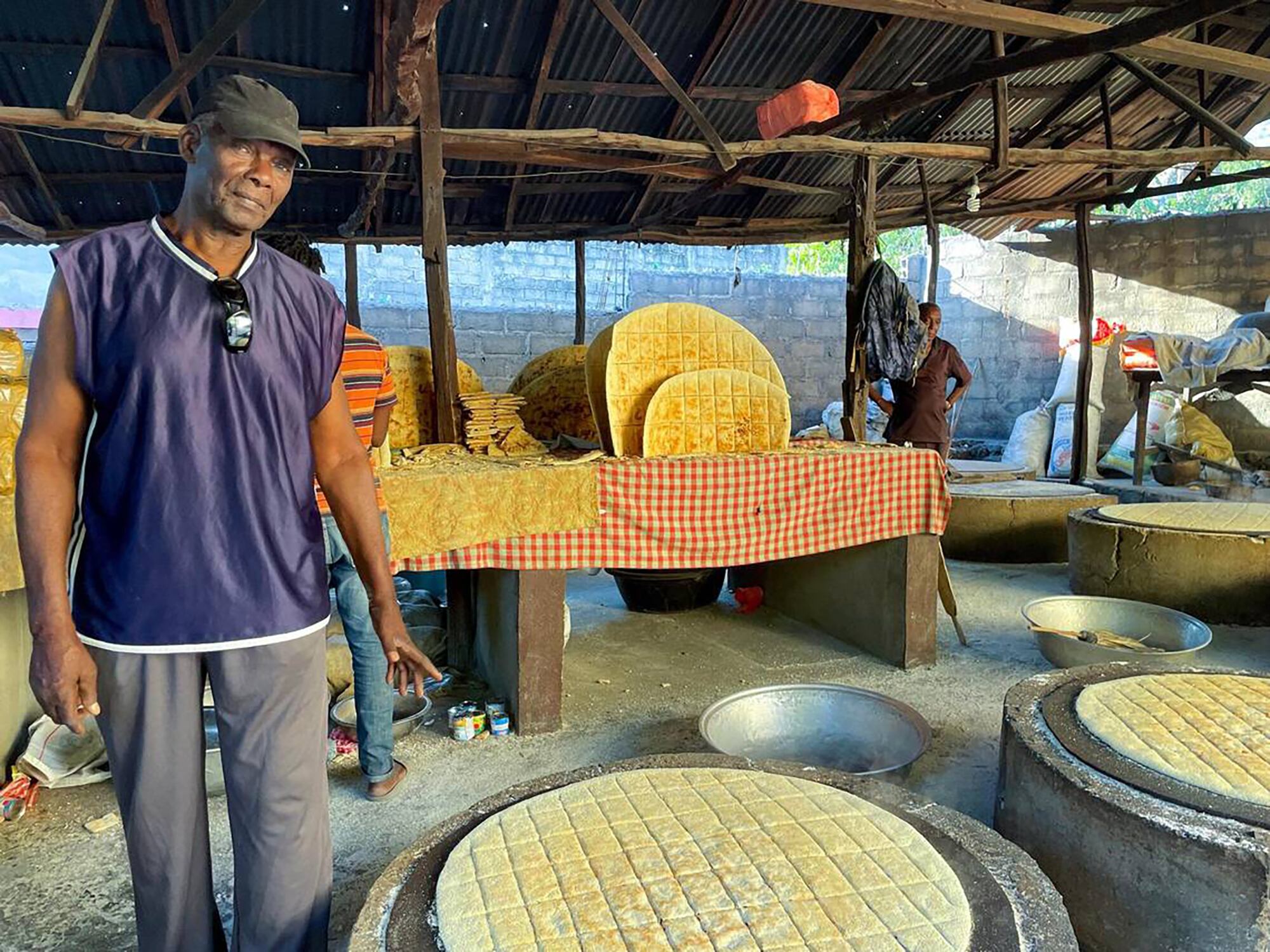 Auguste Boniface Prince en su negocio de pan de yuca, en el norte de Haití, en enero de 2023.