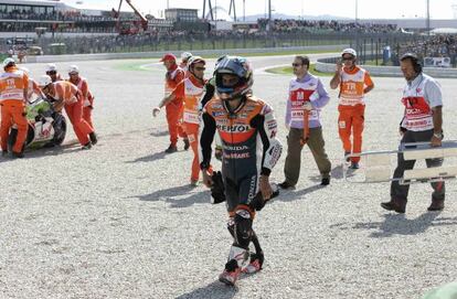 Pedrosa abandona la pista tras ser embestido por Barberá.
