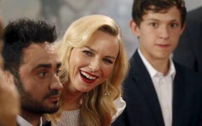 El cineasta Juan Antonio Bayona, junto a la actriz Naomi Watts y al actor Tom Holland, durante el photocall de la película "Lo imposible" en Madrid.
