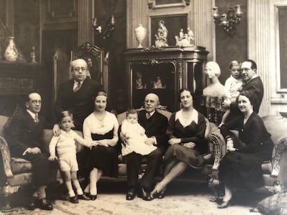 En la fotografía, de izquierda a derecha aparecen: Manuel de Rivas Cherif, José Ramón de Rivas Ibañez, Manuel Azaña (último presidente de la República Española), Dolores de Rivas Cherif, Mateo de Rivas Cuadrillero, sosteniendo en brazos a Carlos de Rivas Ibañez, Carmen Ibañez Mesa, Adelaida de Rivas Cherif, Cipriano de Rivas Cherif (de pie) sosteniendo en brazos a Enrique de Rivas.