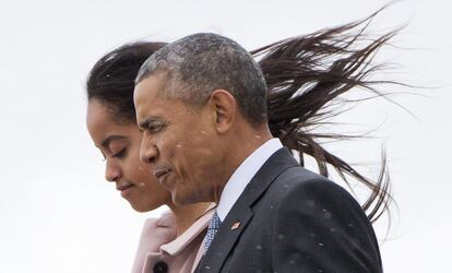 El presidente de EE UU, Barak Obama, y su hija Malia, a su llegada a Chicago.