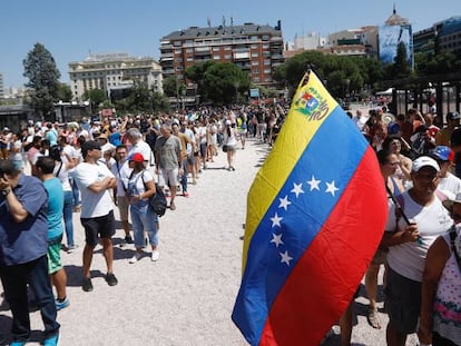 Venezolanos residentes en Madrid, votan en la plaza de Col&oacute;n, contra la reforma de Maduro. 
 