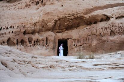 El acuerdo franco-saudí pretende preservar el lugar de los daños por la erosión y de distintos actos vandálicos que se han cometido en la zona. En la imagen, un hombre saudí en la entrada de una tumba en Madain Saleh, Patrimonio de la Humanidad por la UNESCO, cerca de la ciudad de Al-Ula (Arabia Saudí).