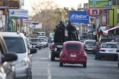 Las calles de Apatzingán (Michoacán) el pasado lunes. La presencia de las fuerzas de seguridad federales ha devuelto poco a poco la normalidad a esta ciudad de 80.000 habitantes considerada el bastión de los Caballeros Templarios. Los comercios abren y el tránsito se vuelve pesado con el regreso a la actividad.