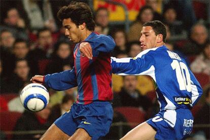 El holands del F.C. Barcelona, Giovanni Van Bronkhorst pugna con el argentino Maxi Rodrguez del RCD Espanyol.