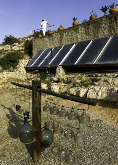 Los paneles solares están situados en zonas estratégicas para que no dañen la vista de los huéspedes