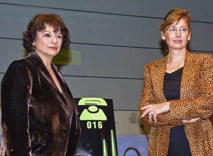 La secretaria de Políticas de Igualdad, Soledad Murillo (izquierda), y la delegada del Gobierno contra la Violencia sobre la Mujer, Encarna Orozco, en la presentación, el sábado, del teléfono 016.