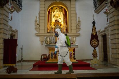 Un trabajador desinfecta el altar de la iglesia de Las Angustias en Jerez de la Frontera, Cádiz.