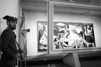 Primer emplazamiento del 'Guernica' de Pablo Picasso, en el Casón del Buen Retiro, en 1981.