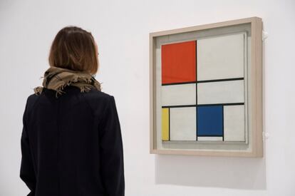 Vista de la obra del holandés Piet Mondrian 'Composición C (n·III) con rojo, amarillo y azul' (1935), en la exposición de 'Mondrian y el movimiento De Stijl'.