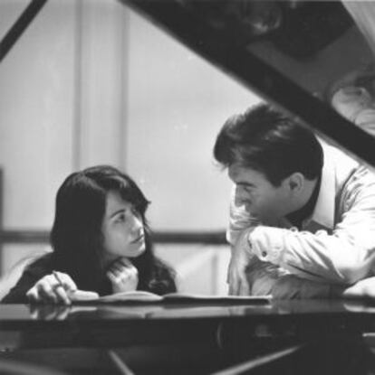 Claudio Abbado y la pianista Martha Argeric en una imagen de1968.