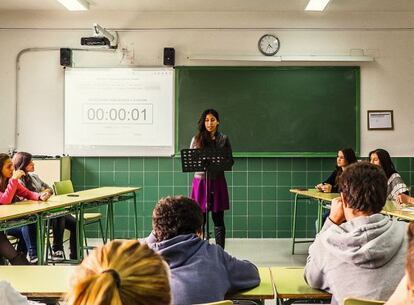 Naiara de Castro, alumna del instituto José Saramago de Majadahonda (Madrid), durante una de las sesiones del club de debate del centro. El curso pasado ganaron tres de los cuatro torneos a los que se presentaron con equipos de mayoría femenina.