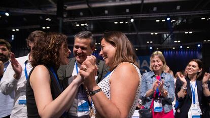 Isabel Díaz Ayuso saluda a Ana Millán en un acto del PP de 2022.