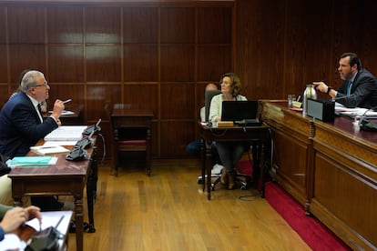 El ministro de Transportes, Óscar Puente (a la derecha), se dirige al senador del PP Francisco Bernabé, durante la comisión del 'caso Koldo', este jueves en la Cámara alta.