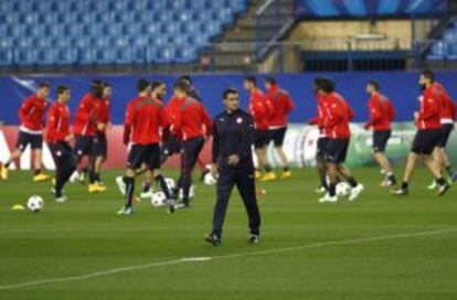 Míchel, de espaldas a sus jugadores en un entrenamiento en el Calderón.