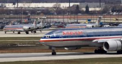Fotografía de archivo que muestra un avión de American Airlines mientras aterriza en el aeropuerto de O'Hare International en Chicago (Illinois), EEUU. EFE/Archivo