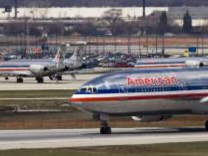 Fotografía de archivo que muestra un avión de American Airlines mientras aterriza en el aeropuerto de O'Hare International en Chicago (Illinois), EEUU. EFE/Archivo