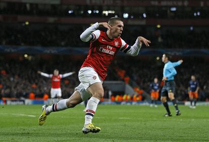 Lukas Podolski celebra su gol al Montpellier.