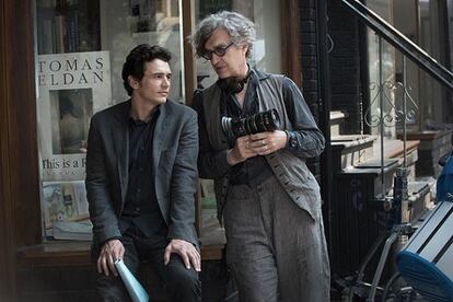 Wim Wenders (derecha), junto con James Franco, en el rodaje de 'Everything will be fine', en Canadá.
