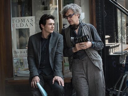 Wim Wenders (derecha), junto con James Franco, en el rodaje de &#039;Everything will be fine&#039;, en Canad&aacute;. 