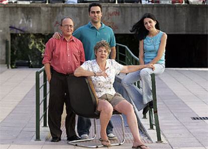 Clara Escribano, sentada, junto a Eduardo, Juande y María, miembros de la asociación.