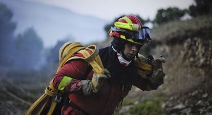 Un brigadista trabaja en el incendio en Torremanzanas.  