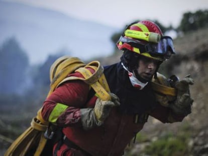 Un brigadista trabaja en el incendio en Torremanzanas.  