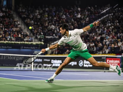 Djokovic devuelve la pelota durante un partido de la semana pasada en Dubái.